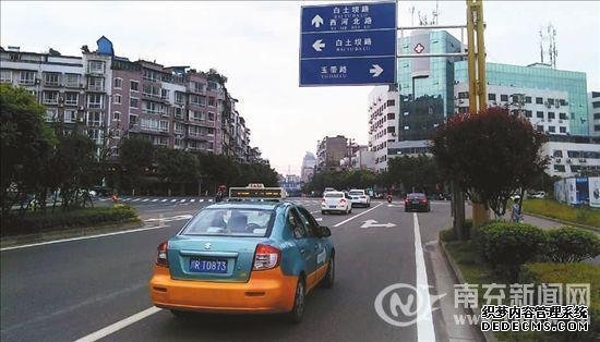 南充路牌真“调皮” 向前向左都是“白土坝路”(图)